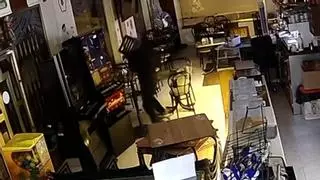 Dos asaltos a bares de Sama (Galicia) por el método del "alcantarillazo": "Otra vez nos vuelve a pasar" (VÍDEO)