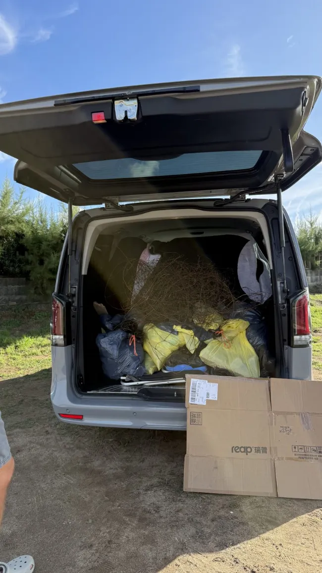 Grupo Díaz Carbajosa moviliza a 68 voluntarios y retira 50 kilos de residuos de la playa de Verdicio