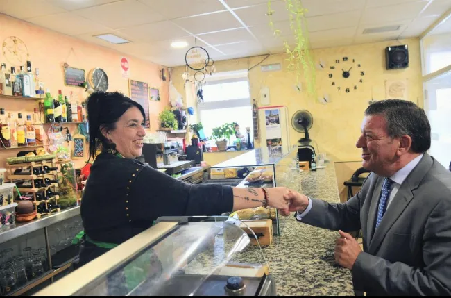 Con la máquina recreativa de fondo, González Gago presenta en un bar de Ávila la ayuda a 1.086 bares rurales
