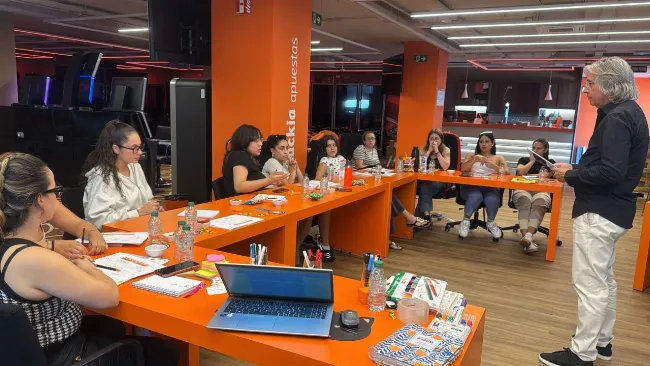Luckia potencia el talento de sus salones con una nueva jornada de formación de Anfitriones