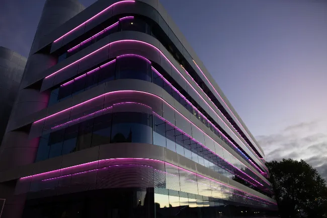 Luckia ilumina de rosa su sede por el Día Internacional contra el Cáncer de Mama Luckia ilumina de rosa su sede por el Día Internacional contra el Cáncer de Mama