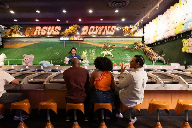 O Circus Circus retoma a Las Vegas de antigamente com slots para moedas, bingo de papel e salas a partir de $38,95