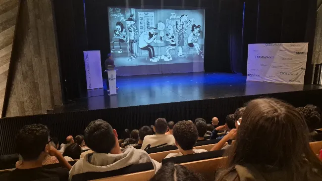 Pedro García Aguado acerca a los jóvenes de Ribeira las claves para prevenir las adicciones digitales Pedro García Aguado acerca a los jóvenes de Ribeira las claves para prevenir las adicciones digitales
