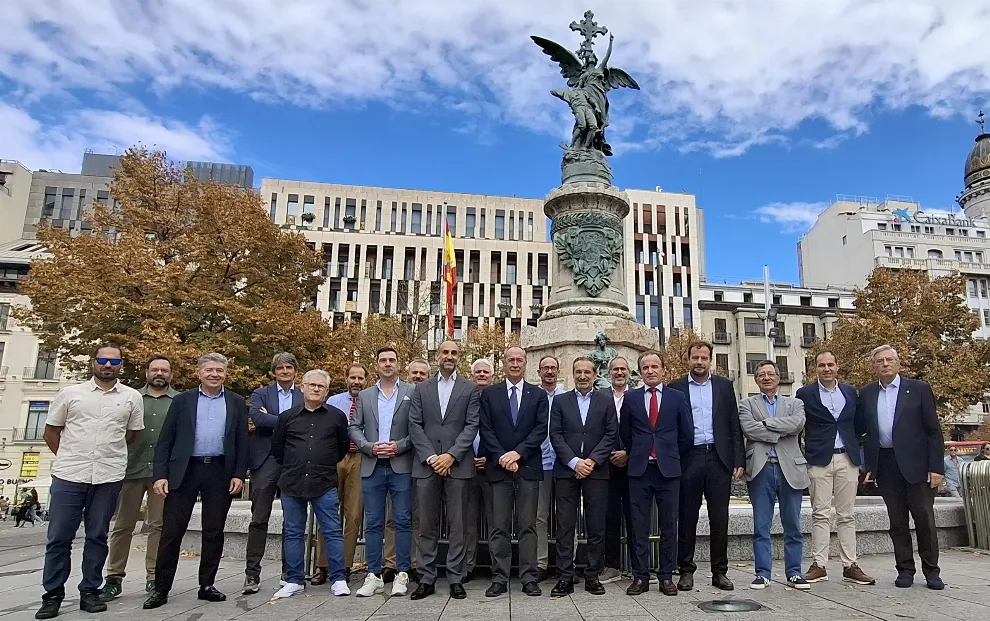 Foto de familia de la Junta Directiva de ANESAR y representantes de AESA en Zaragoza, durante el encuentro celebrado en la capital aragonesa con el regulador Miguel Ángel Clavero que clausuró la Asamblea
